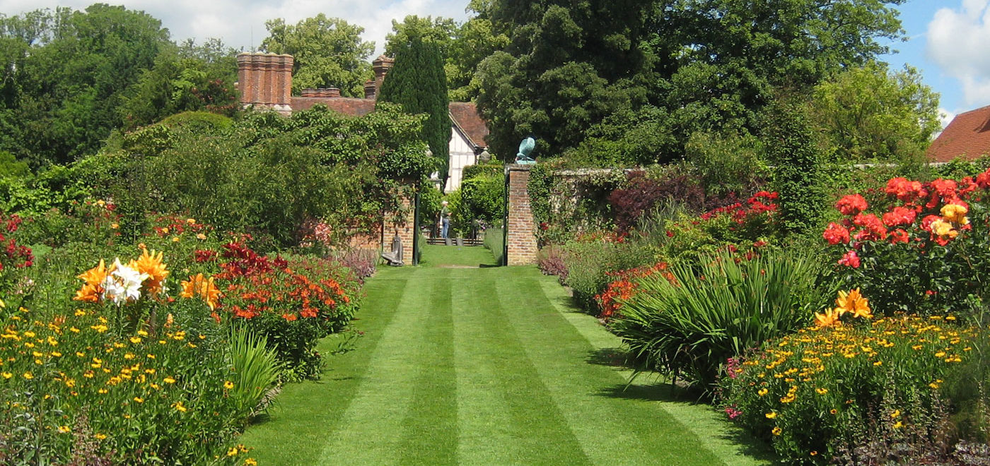 PASHLEY MANOR GARDENS Herbaceous Borders By Kate Wilson